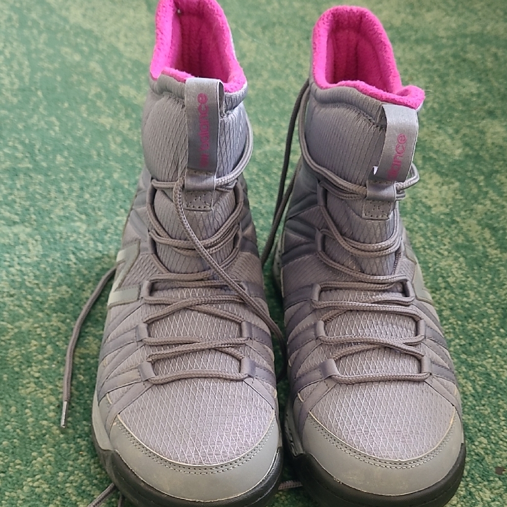 New Balance Women's Fresh Foam 2000 V1 Winter Boots, sz 9 US